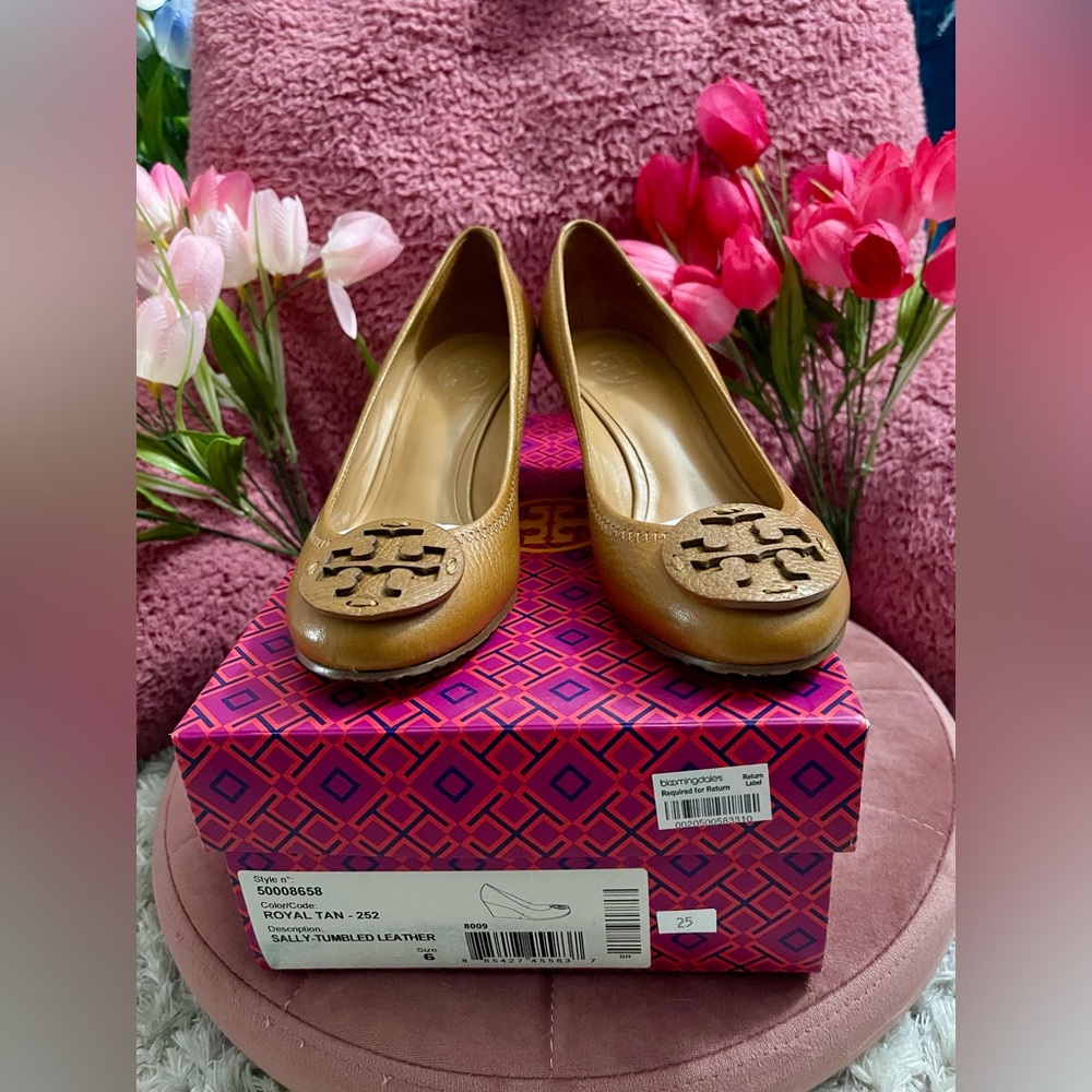 💖Pre-Loved Tory Burch Sally Tan Leather Wedges with Signature Medallion Size 6 - Picture 2 of 9